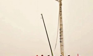 木垒四十个井子400兆瓦项目首台机组吊装